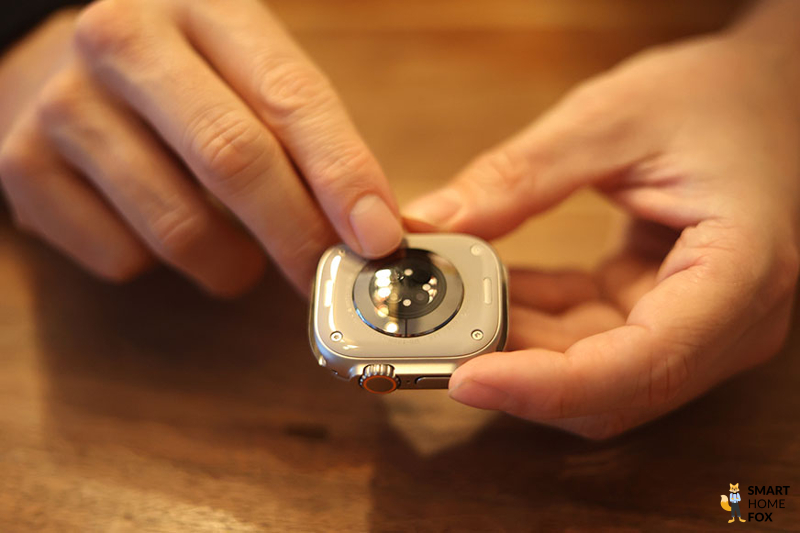 Man sieht die Sensoren auf der Unterseite der Apple Watch Ultra.